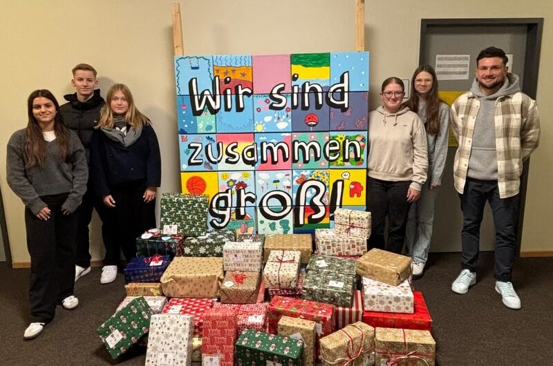 Weihnachtspäckchenkonvoi: Geschenkübergabe für einen guten Zweck